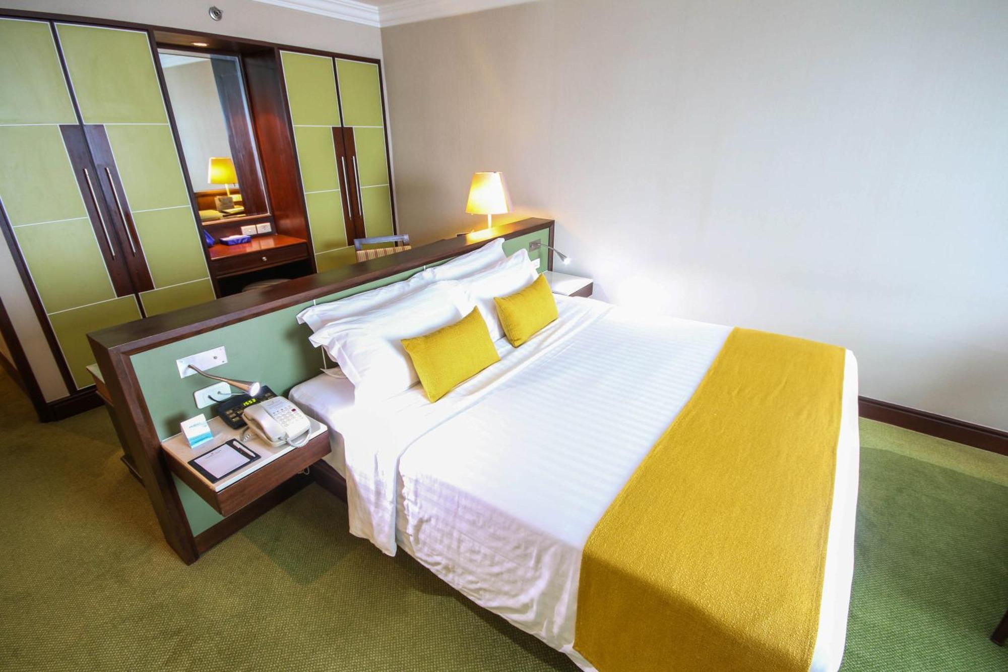 Golden Tulip Sovereign Hotel Bangkok Ngoại thất bức ảnh